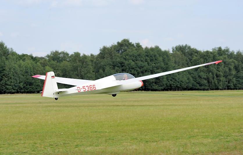 3673_5652 Start des Segelflugzeugs mit Winde und Seil auf dem Flugplatzgelände in Hamburg Boberg. | Naturschutzgebiet Boberger Niederung